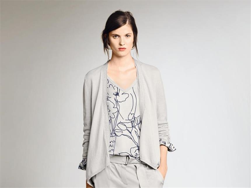 Mit Statements glänzen: Motivshirts fallen auf Wie handgemalt muten manche Drucke an, etwa bei Luisa Cerano (ca. 200 Euro). Foto: Luisa Cerano