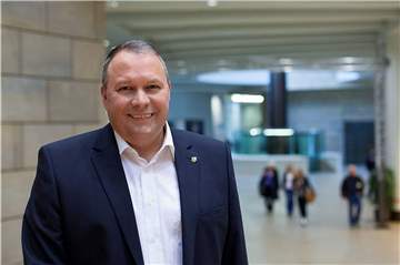 Josef Hovenjürgen steht im Landtag in Düsseldorf. 
