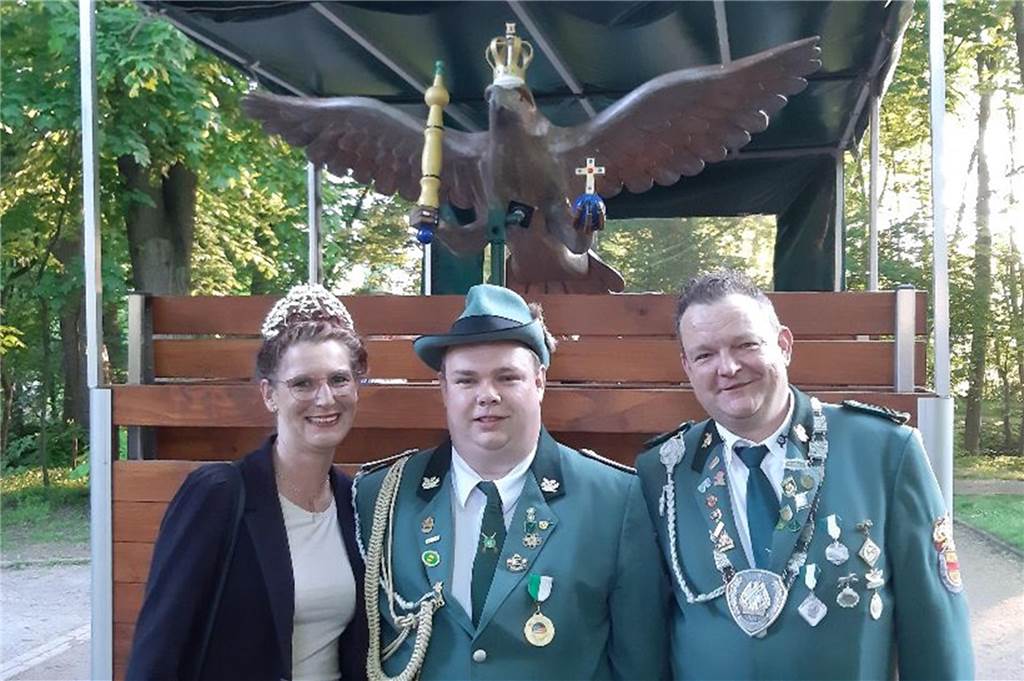 Wie heißt der Holzvogel beim nächsten Schützenfest an ersten Juli-Wochenende? Marco Klaus gewinnt mit der Losnummer 001 den Vogelnamen und tauft den Vogel "Anja" und ehrt damit seine vor 20 Jahren verstorbene Mutter