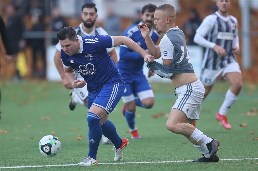 Offensivspieler von Wacker Obercastrop fehlt seit sechs Monaten: „Das sind schwierige Zeiten" Wie hier am elften Spieltag der Fußball-Westfalenliga beim 1:3 (1:2) gegen den SV Hohenlimburg möchte Marc Schröter (am Ball) bald wieder für Wacker Obercastrop wirbeln.