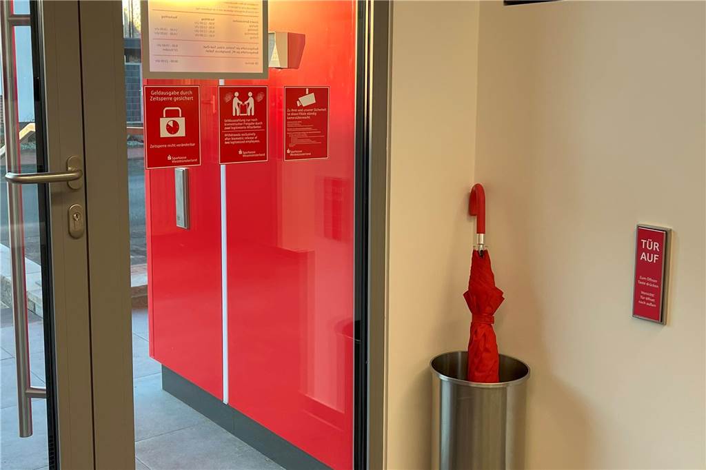 Geldautomat vorerst außer Betrieb: Hintergründe zum Vorfall am Sonntag Elektrischer Türöffner in der Sparkasse.