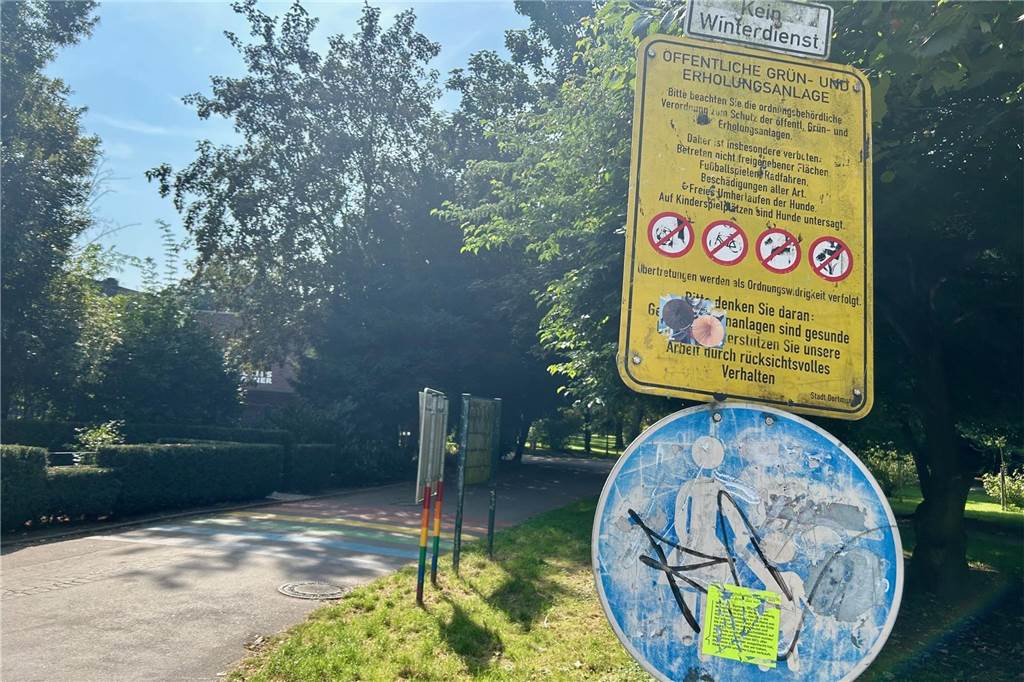 Freie Fahrt für Radler in Parks: Stadt legt Konzept für neue Verkehrsregeln vor Wie hier am Westpark weisen Schilder bislang auf das Radfahr-Verbot hin.