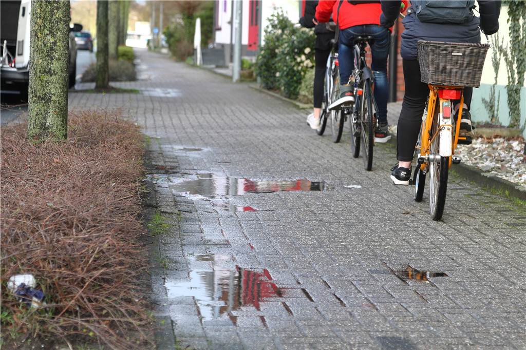 Vreden: Wo Familien einiges geboten wird, aber das Wohnen immer teurer wird Wie hier an der Alstätter Straße sind die älteren Radwege in der Innenstaddt nicht immer im besten Zustand.