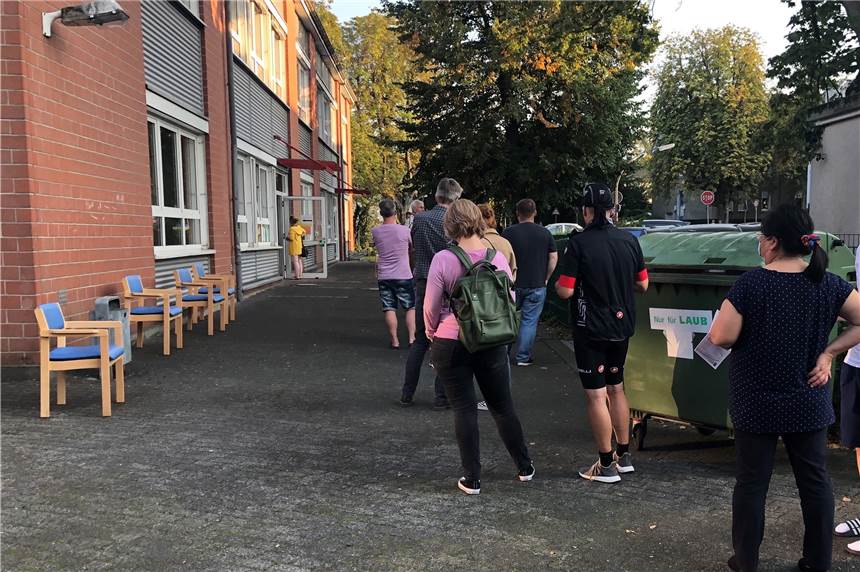 Wie hier an der Schillerstraße bildeten sich am Sonntag an vielen Wahllokalen lange Schlangen.