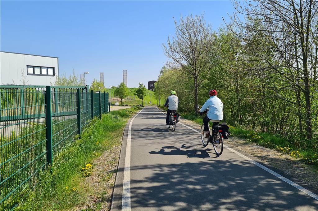 Neuer Radweg: „Wir verstehen nicht, warum die Natur kaputt gemacht wird“ Zwei Fahrradfahrer nutzen den neuen Radweg über die alte Lothringen-Trasse.