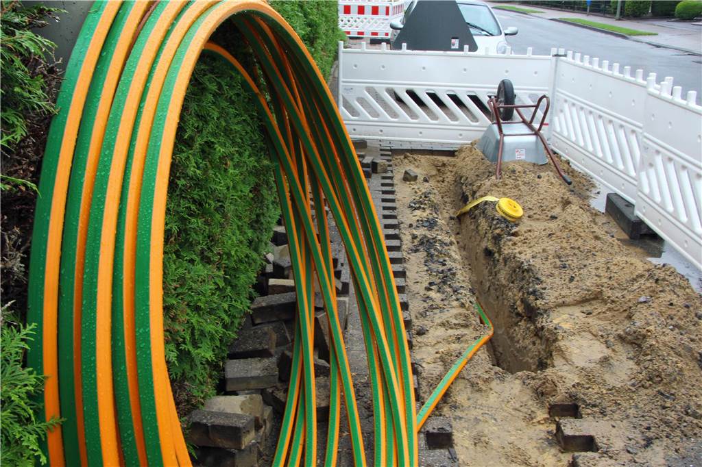 Glasfaser-Ausbau schreitet voran: Baustart für erste Wohngebiete steht bevor Wie hier auf einem Archivbild bei der Kabelverlegung der Telekom in Werne wird Westconnect schon in einigen Tagen mit der Glasfaser-Verlegung beginnen.