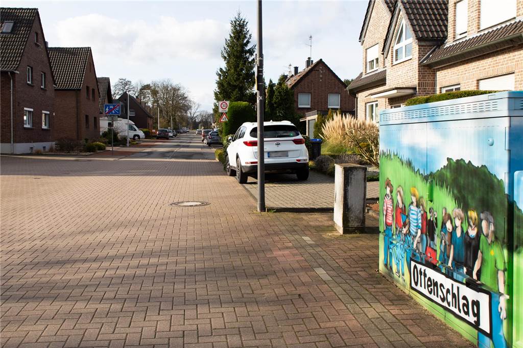 „Sonderfall“ Ottenschlag: Stadtverwaltung stellte Anwohnern Pläne vor Wie hier beim unteren Teil des Ottenschlags soll auch der Rest der Straße zu einem verkehrsberuhigten Bereich mit rotem Betonsteinpflaster werden.