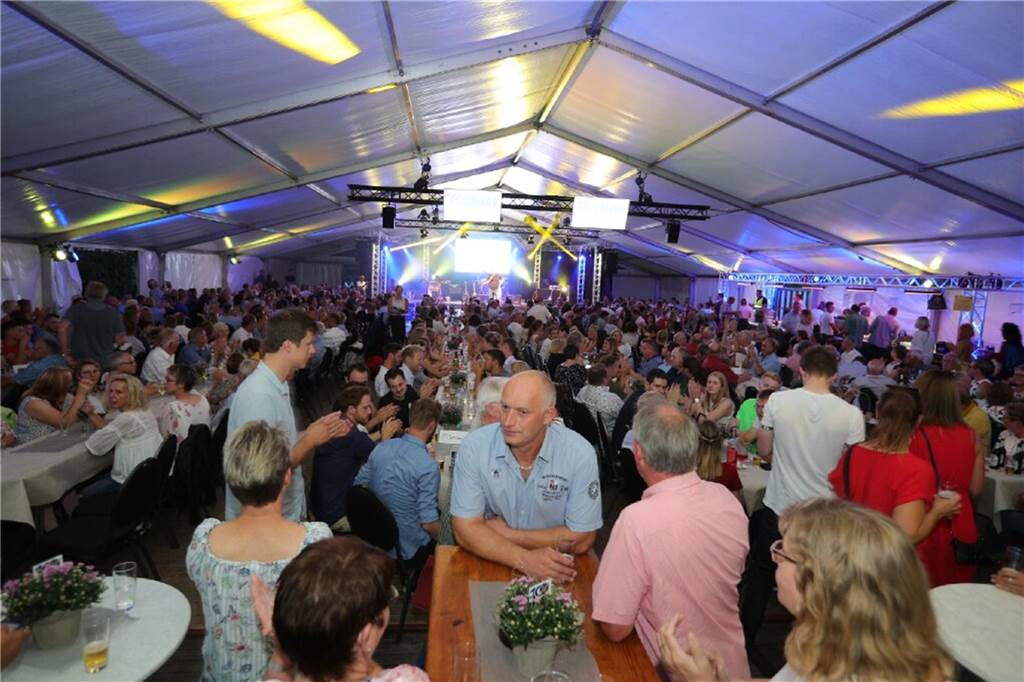 SVH-Sommerfest mit Bobby-Car-Rennen, Party und Oldtimertreffen Wie hier im Jahre 2019 ist auch in 2023 ein Festzelt für das Sommerfest auf der Anlage im Siepen aufgebaut.