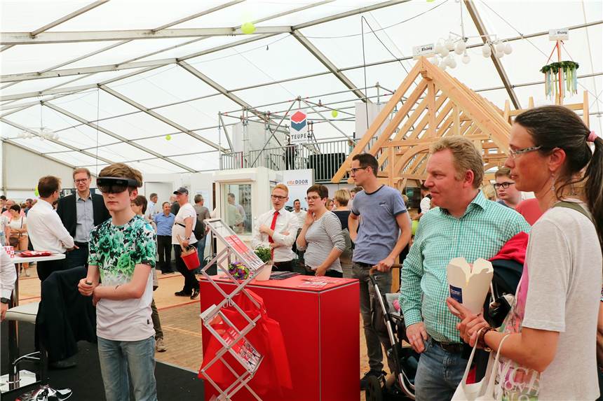 Bestes Wetter lockte tausende Besucher zum Gewerbetag nach Stadtlohn – bis zum Gewitter Wie hier im Messezelt sind alle Stände dicht von Interessierten belagert.