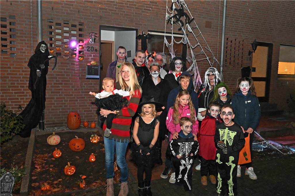 Viele Fotos: So schaurig waren die Halloweenpartys in Dorsten und Kirchhellen Wie hier in Alt-Wulfen waren am Donnerstagabend viele verkleidete Kinder in Dorsten unterwegs.