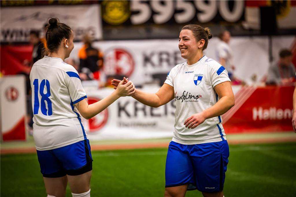 Glück oder Können bei Berghofens perfekter Eckenschützin? Zwei Berghofener Fußballerinnen beim Handshake