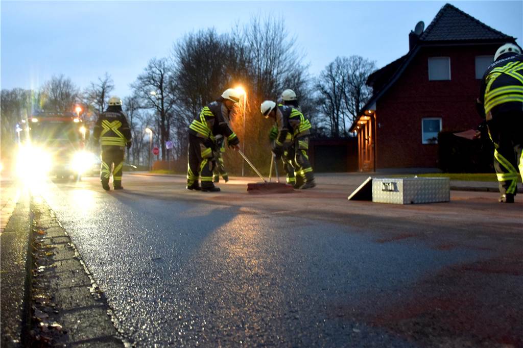 Kilometerlange Ölspur: Feuerwehreinsatz im Berufsverkehr Wie hier in der Straße Rosenthal musste die Feuerwehr die Ölspur abstreuen und abfegen, um die Unfallgefahr einzudämmen. Der Einsatz zog sich, weil der Verusacher über mehrere Kilometer Dieselkraftstoff auf den Straßen verteilt hatte.