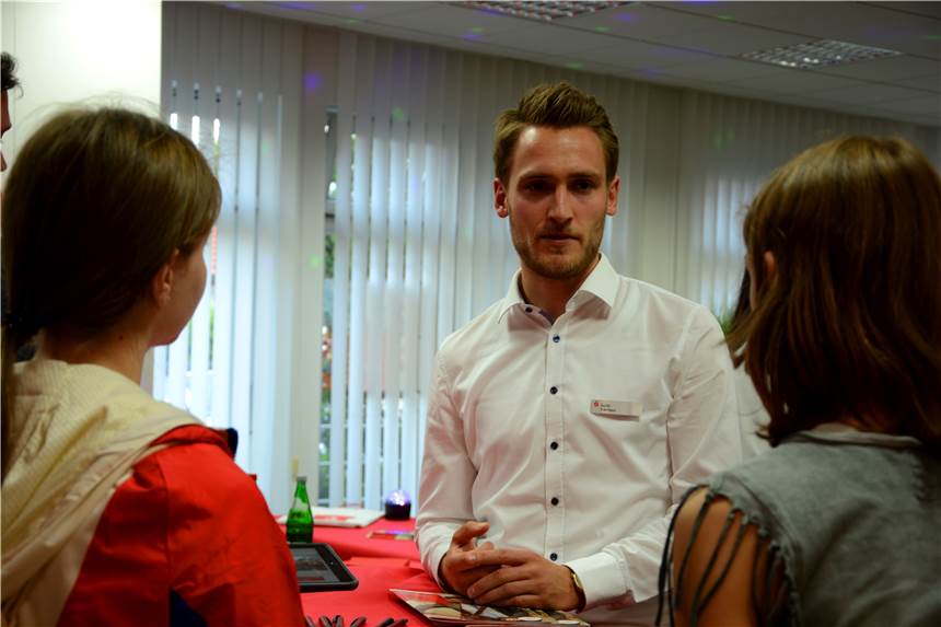 Die „Nacht der Ausbildung“ wird auch in Südlohn und Oeding digital Wie hier in der Südlohner Sparkassenfiliale gab es im vergangenen Jahr Gelegenheit, bei der „Nacht der Ausbildung“ die Unternehmen persönlich zu besuchen – auch mehrere an einem Abend.