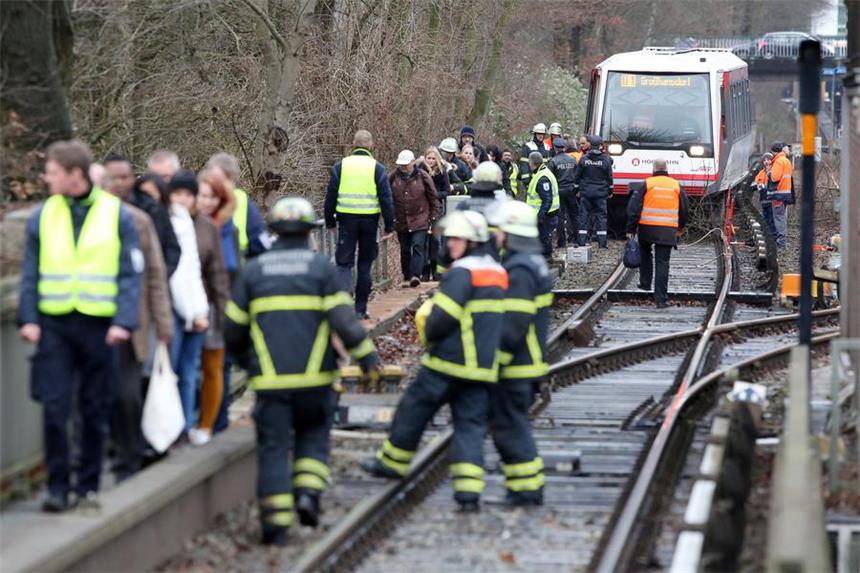 Orkantief "Felix" legt etliche Bahnstrecken lahm Wie hier in Hamburg sind Bäume auf viele Gleise in Norddeutschland gefallen. Im Zugverkehr kommt es zu einer Reihe von Verzögerungen.