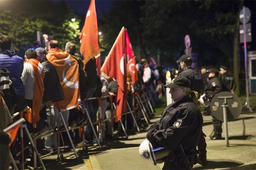 Türkei-Sympathisanten fahren mit Fahnen über den Wall Wie hier vor dem türkischen Generalkonsulat in Hamburg sah es in Dortmund nicht aus. Dennoch fuhren Einzelne mit Türkei-Fahnen im Auto über den Wall und den Borsigplatz.