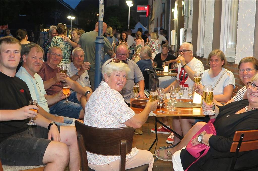Heimat shoppen: Ein geselliger Abend für die ganze Familie Wie hier vor der Gaststätte Overkämping luden an mehreren Stellen Sitzgelegenheiten Gruppen am Freitagabend ein, bei idealen Wetterbedingungen gemeinsam den Einstieg in das Wochenende zu genießen.