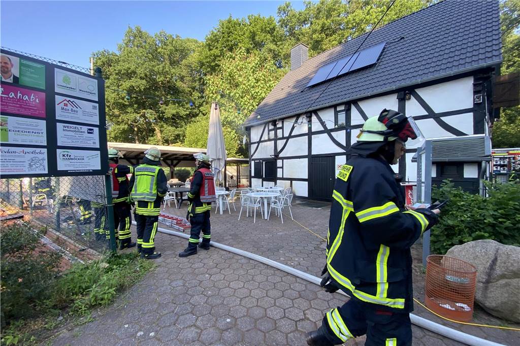 Brand im Clubhaus stellt Tennis-Club Mengede vor große Herausforderung Dank aufmerksamer Spaziergänger war die Feuerwehr frühzeitig am Einsatzort und hatte das Feuer im Clubhaus des TC Mengede schnell unter Kontrolle.