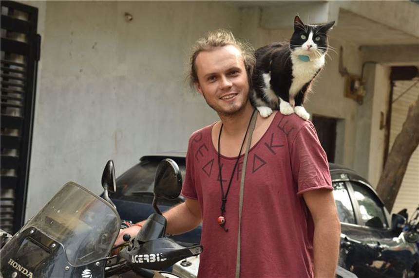 Mit Katze Mogli und Motorrad um die Welt Wie im Bilderbuch reist die Katze Mogli mit ihrem Herrchen auf einem Motorrad durch die Welt.