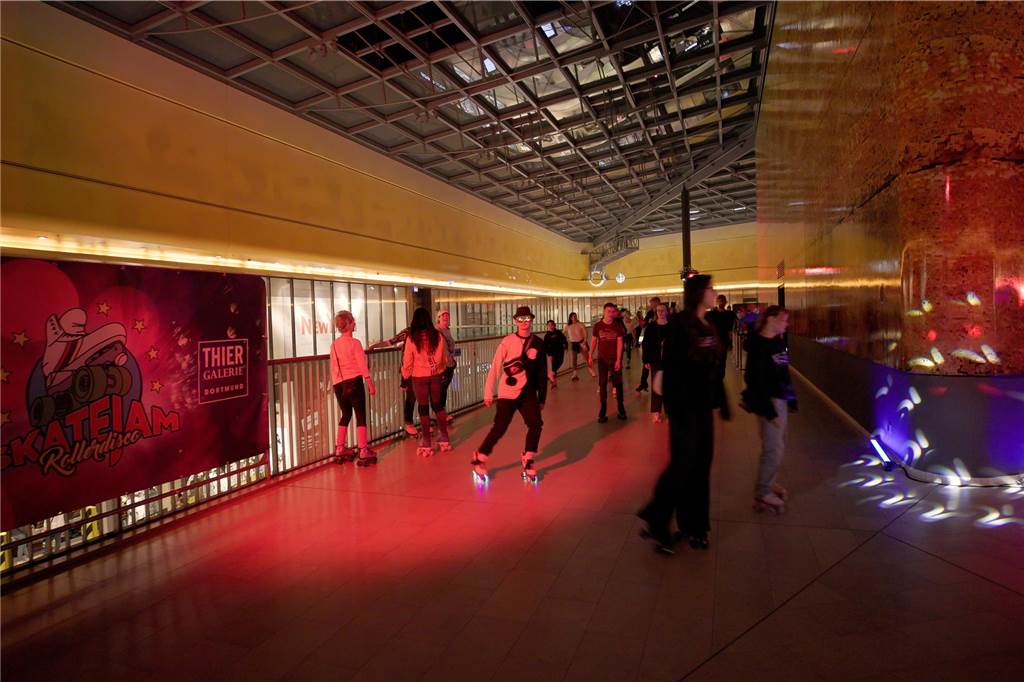 Wieder Rollerdisco in der Thier-Galerie - und später eine Eisbahn Wie im Frühjahr kann jetzt am ersten Adventswochenende unter dem Dach der Thier-Galerie in Dortmund wieder Rollschuh gelaufen werden.