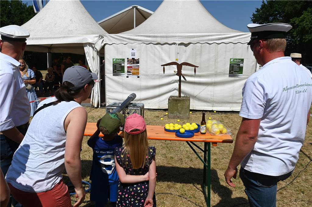 Nach zwei Jahren gibt es wieder ein Kinderschützenfest in Wulfen Ein Kind zielt auf dem Vogel.