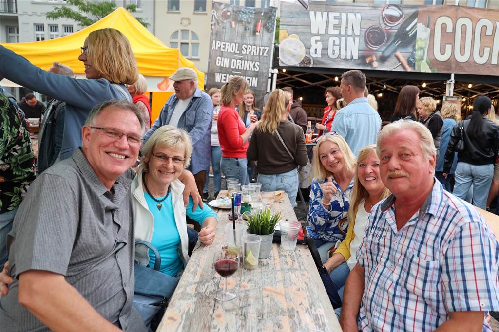 Wie im Urlaub: Die Bierzeltgarnitur hat schon bessere Tage erlebt, aber der Urlaub am Strand wird trotzdem genossen. 