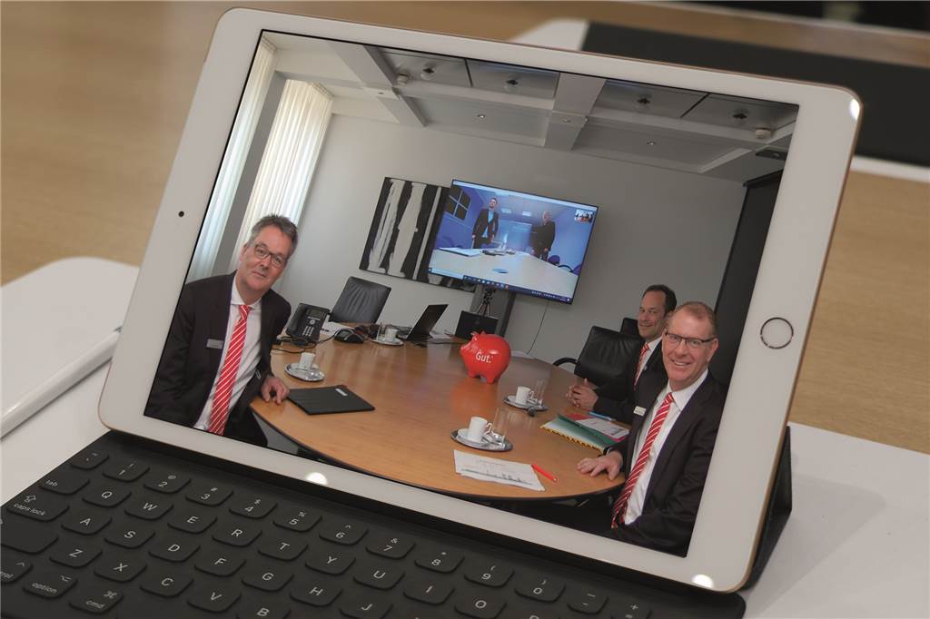Sparkasse Dortmund meldet Rekordwachstum – jubelt aber nicht Wie im vergangenen Jahr stellte der Sparkassenvorstand mit Dirk Schaufelberger (r.), Peter Orth (2.v.r.) und Jörg Busatta (l.) auch in diesem Jahr seine Jahresbilanz im Rahmen einer Videokonferenz vor.