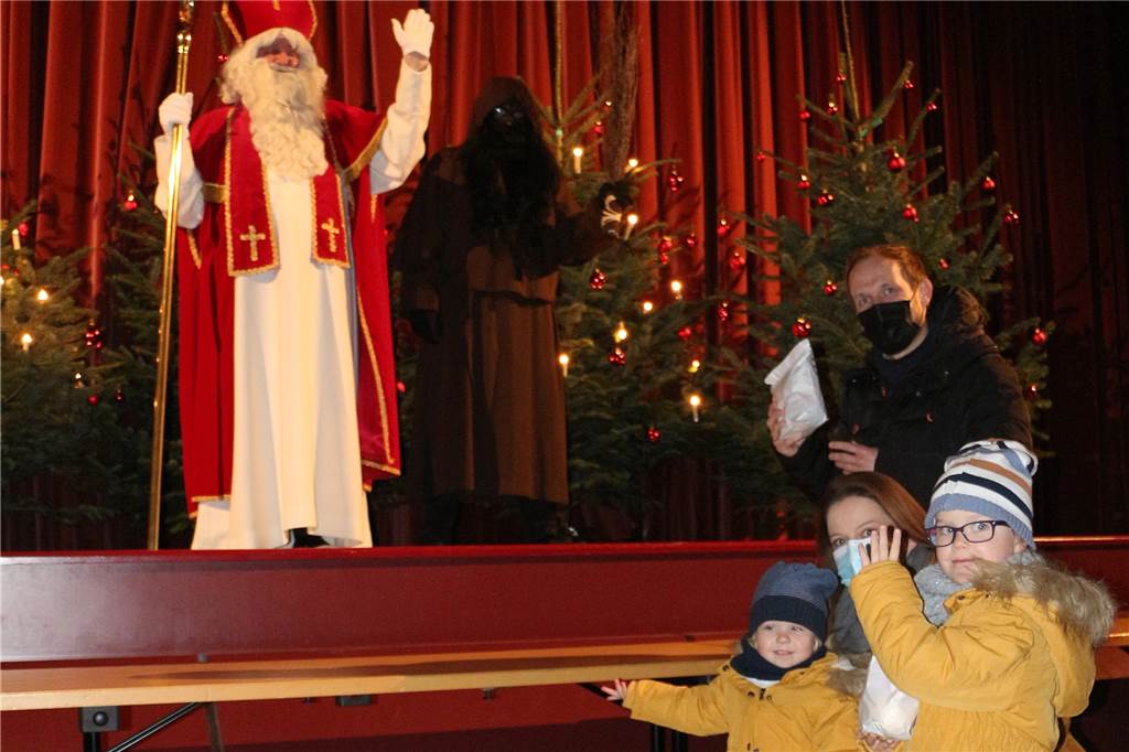 Nach zwei Jahren ohne Umzug: Nikolaus kehrt auf den Rathaus-Balkon zurück Wie im Vorjahr haben die Stadtlohner Kinder erneut die Gelegenheit, vor dem Umzug dem Nikolaus auf der Bühne der Stadthalle zu grüßen.