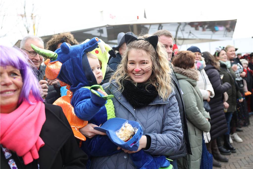 Party-Musik, viel Kamelle und beste Laune: Tausende Menschen beim Umzug an Nelkendienstag in Olfen Wie immer beim Umzug in Olfen waren auch wieder sehr viele Besucherinnen und Besucher gekommen.
