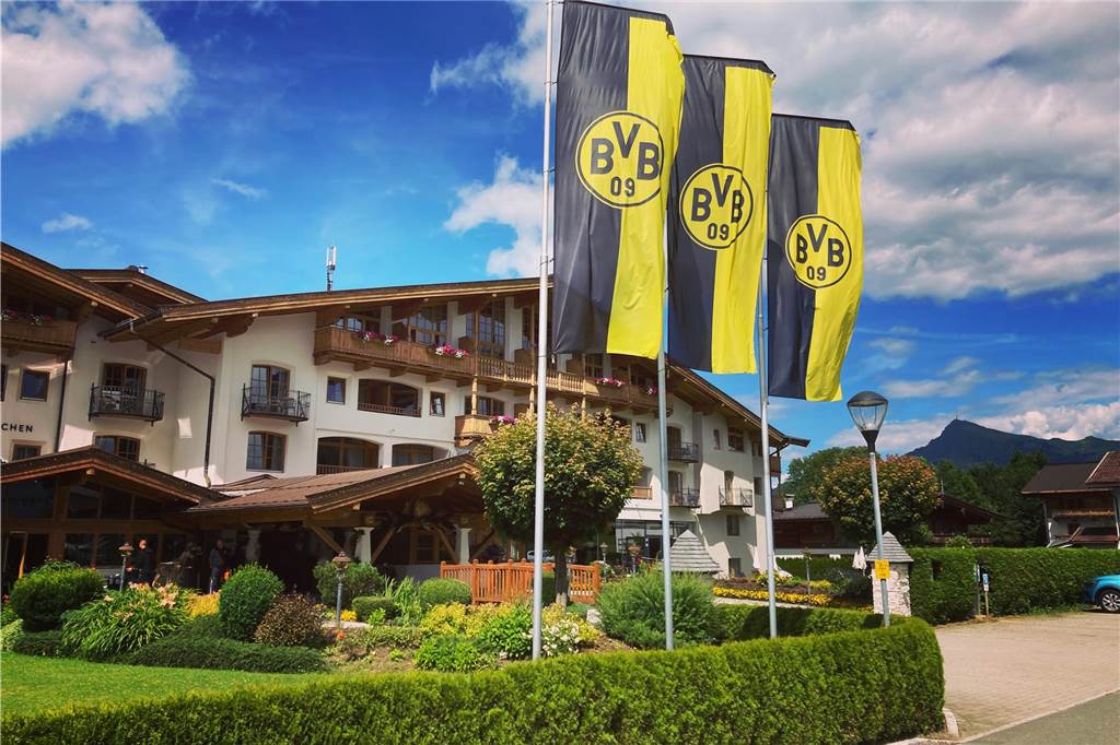 Mit diesen Spielern reist die BVB-U23 nach Kirchberg: Alle Infos zum Trainingslager Drei BVB-Fahnen wehen vor dem Hotel Sonne in Kirchberg.