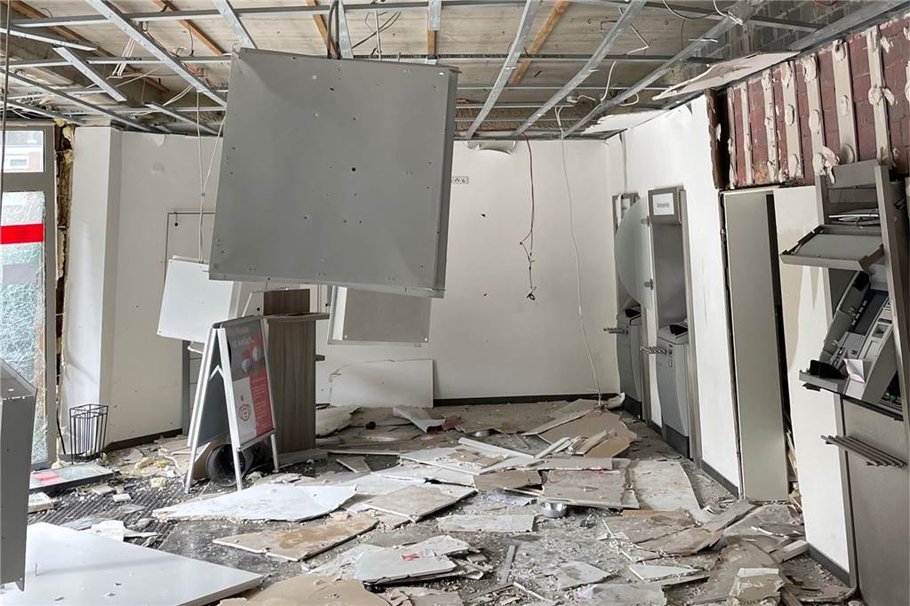 LKA: Es gibt nur eine wirksame Vorbeugung gegen Automaten-Sprengungen Wie in der Mehrzahl der Fälle konnten die Kriminellen den Geldautomaten nicht knacken, richteten dafür aber erheblichen Schaden an.