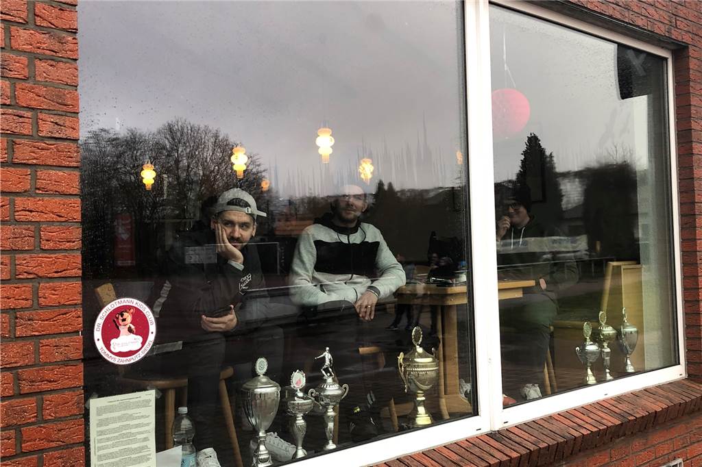 Nur die Harten komm‘n in‘n Garten - auf zwei von Dorstens letzten Ascheplätzen wurde gespielt FC RW Dorsten II - SV Holsterhausen III