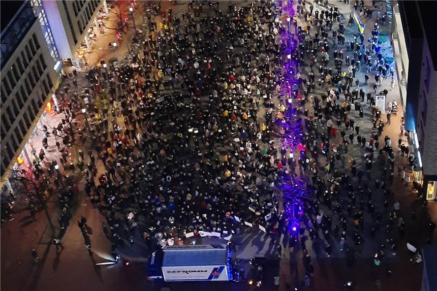 Friedensdemo im Re-Live : „Wir wollen nur frei sein, dafür kämpfen wir“ Wie in vielen Städten in Deutschland wollen auch die Menschen in Lünen ein Zeichen für Frieden und Demokratie setzen.