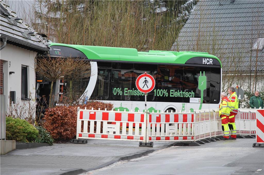 Halbes Jahr nach dem Busunfall Karlstraße: Schrott-Haus wird neu aufgebaut Wie konnte es zu diesem Unfall kommen? Das war eine der zentralen Fragen am Tag nach dem Unglück von der Karlstraße. Das Haus wurde inzwischen abgerissen und wird neu gebaut.