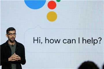 „Wie künstliche Intelligenz entwickelt und angewendet wird, beeinflusst unsere Gesellschaft über die kommenden Jahre massiv“, sagt Google-Chef Sundar Pichai. Foto: Eric Risberg/AP