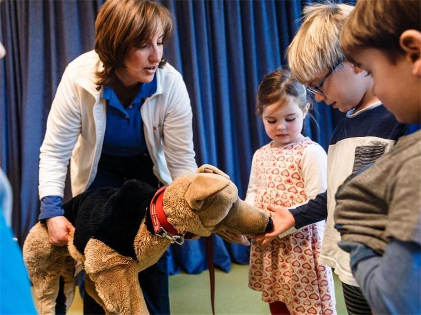Kindern den Umgang mit Hunden beibringen Wie man einen Hund richtig streichelt, übt Inga Benecke mit den Kindern erstmal im Theorieteil ihres Kurses - mithilfe eines Stoffhundes. Foto: Markus Scholz