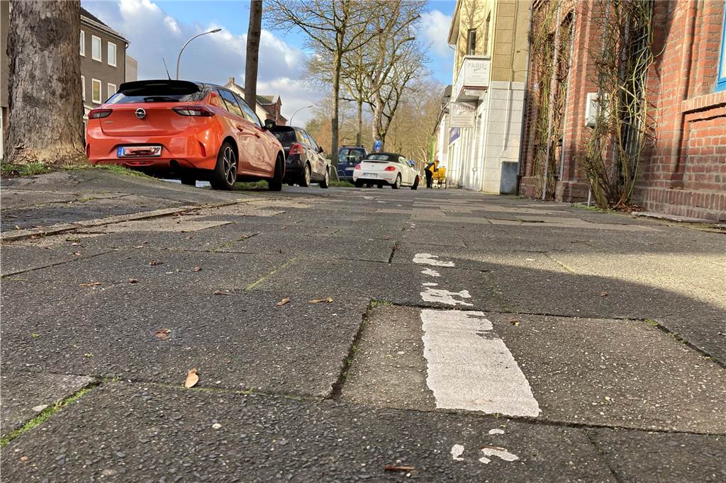 Radwegenetz im Dortmunder Süden auf dem Prüfstand: Ungeduld im Stadtbezirk wächst Wie man sieht, sieht man nichts mehr - bis auf eine verblasste weiße Linie. Auch das ist Radweg an der Stockumer Straße.