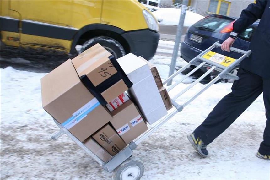 Zustellbedingungen des Versanddienstes genau prüfen Wie oft der Paketbote versucht, ein Paket zuzustellen, erfahren Verbraucher in den Zustellbedingungen. Foto: Stephanie Pilick/dpa