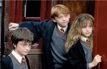 Wie putzig: Harry (Daniel Radcliffe), Ron (Rupert Grint) und Hermine (Emma Watson) als junge Hüpfer. Foto: Warner Bros. 2002