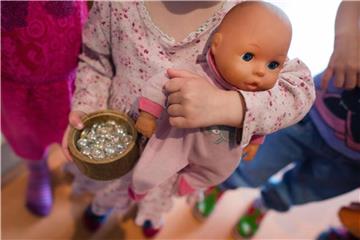 Wie reagieren Eltern am besten, wenn ihr Kind wissen möchte, woher die Babys kommen? Foto: Arno Burgi/Symbolbild