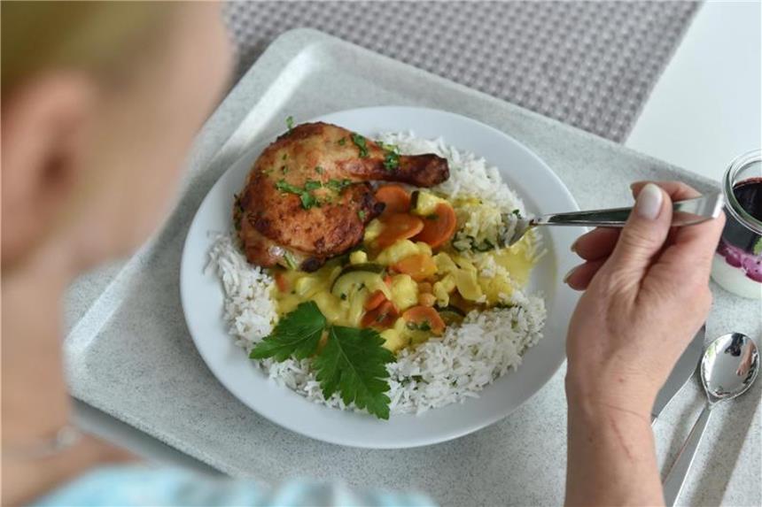 Tests für nachhaltiges Essen Wie regt man Menschen dazu an, sich in der Kantine für das nachhaltigste Gericht zu entscheiden? Mit dieser Frage beschäftigte sich das Projekt „Nahgast“. Foto: Caroline Seidel
