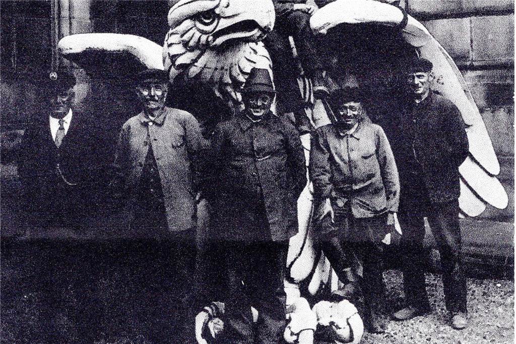 Die Bronzeadler der Hohensyburg: Peter Arnold fand sie verwandelt wieder Wie riesig die Bronzeadler auf dem Hohensyburg-Denkmal waren, wurde zeigt ein verblichenes Foto vom Herunterlassen im Juli 1930.