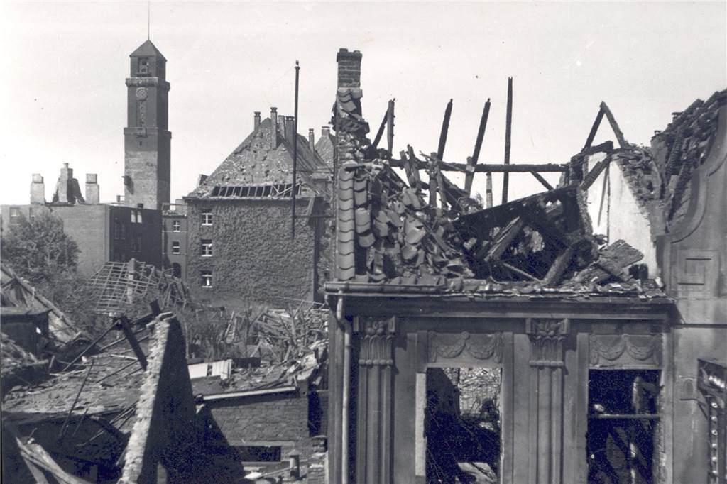 Veranstaltungen in Bottrop: Erinnerung an das Kriegsende vor 80 Jahren Aufnahme eines im Krieg zerstörten Hauses