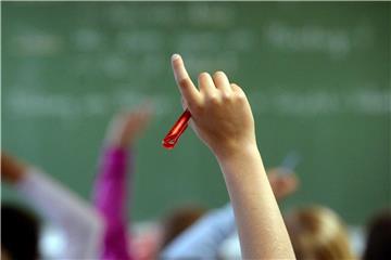 Wie schaffen es junge Lehrer, von den Schülern ernst genommen und respektiert zu werden? Foto: Marijan Murat/Symbolbild