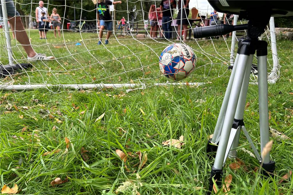 "Wie schnell schieße ich?" Das misst das Ball-Geschwindigkeitsmess-Gerät des RW Dorsten und der Altstadtschützen.