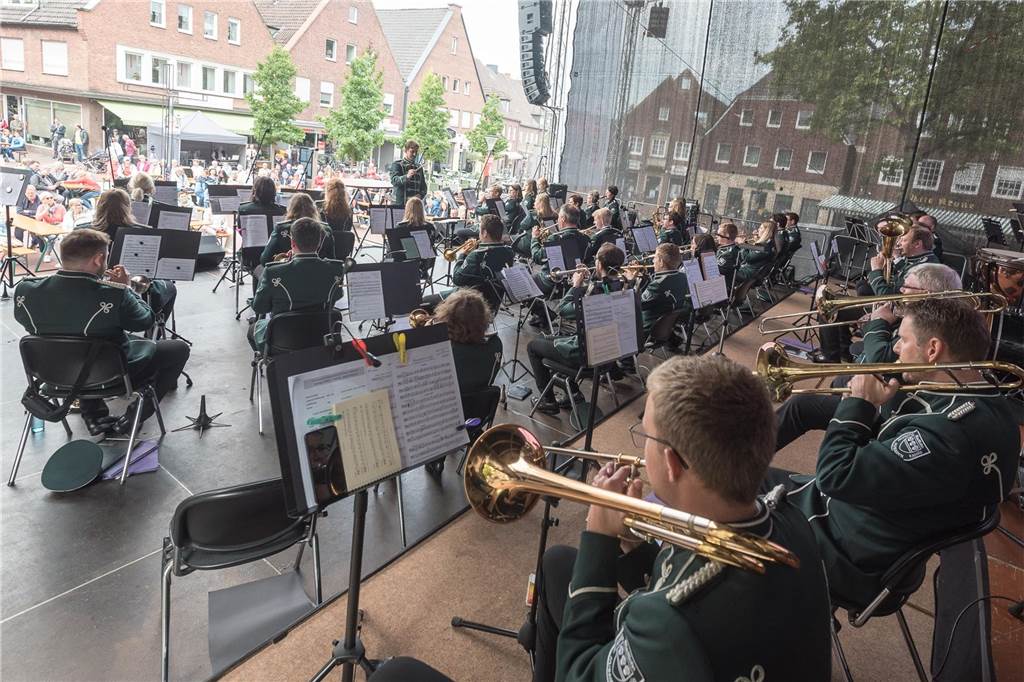 Stadtlohn feiert mit Husaren: Sternmarsch, Party und „Superjeilezick“ Die Husarenkapelle bei den Marktplatztönen 2021