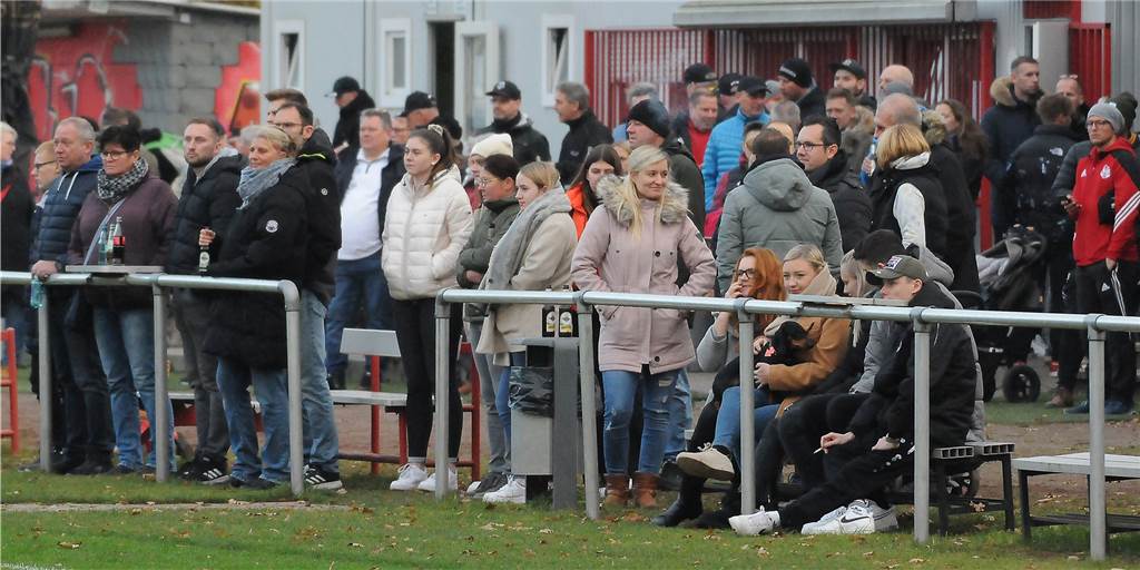 TuS Henrichenburg: Über 250 Fans sorgen für Volksfest-Stimmung beim vereinsinternen Kultspiel Wie schon beim Hinspiel waren beim vereinsinternen Duell zwischen der Zweiten und der Dritten Mannschaft des Tus Henrichenburg über 200 Zuschauer im Stadion an der Lambertstraße.