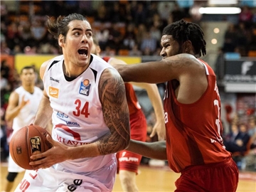 Wie schon im Hinspiel verloren Christian Standhardinger und Rasta Vechta gegen Bayern München. Foto: Matthias Balk