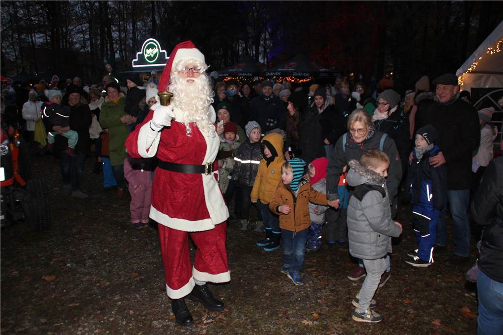 Das erwartet die Besucher des Weihnachtsmarkts im Volkspark Brambauer Ein Weihnachtsmann auf dem Weihnachtsmarkt im Volkspark Brambauer.