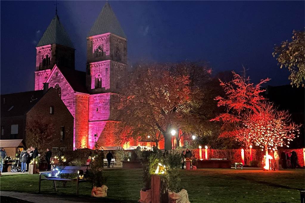„St. Brigida erstrahlt“ auch auf neuem Terrain: Neue Veranstalter weiten Markt aus Blick in den Dahliengarten.