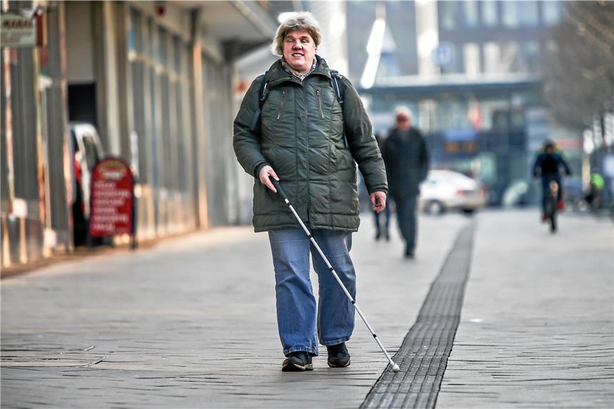 Selbstbewusstes Leben ist auch ohne Augenlicht möglich Wie selbstverständlich bewegt sich Manuela Kürpick durch die Dortmunder Innenstadt. Die Markierung auf dem Westenhellweg, die sich mit dem Blindenstock ertasten lässt, ist dabei ein Hilfsmittel zur Orientierung.